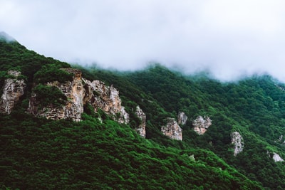 白云下青灰山